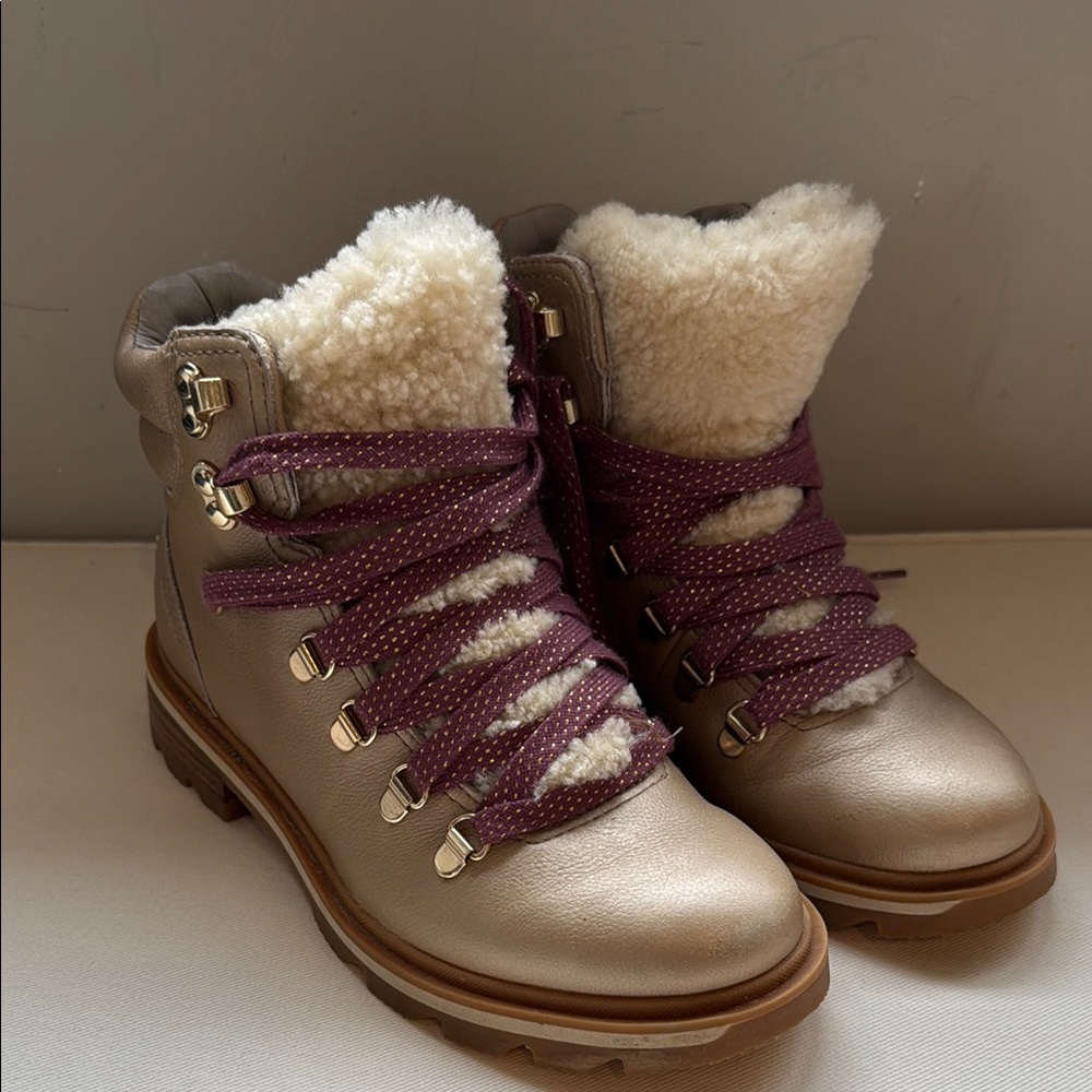 Women's Shearling-Lined Boots with Purple Laces
